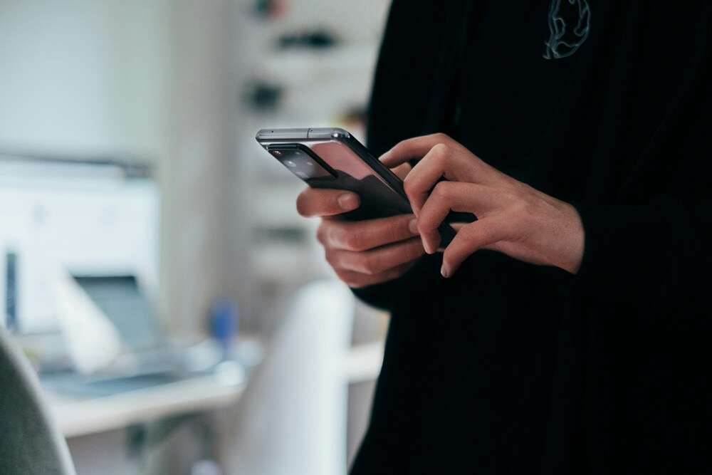 una persona usando un smartphone
