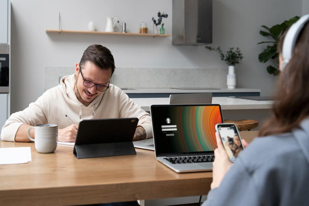 Una persona teletrabajando