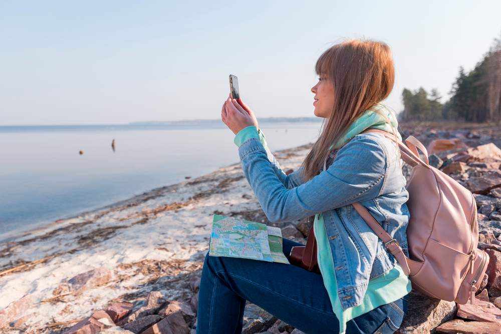 Una persona viajando con Blink eSIM