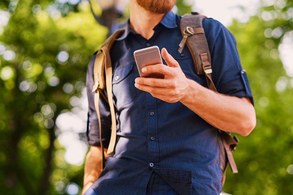 Imagen de una persona con un smartphone
