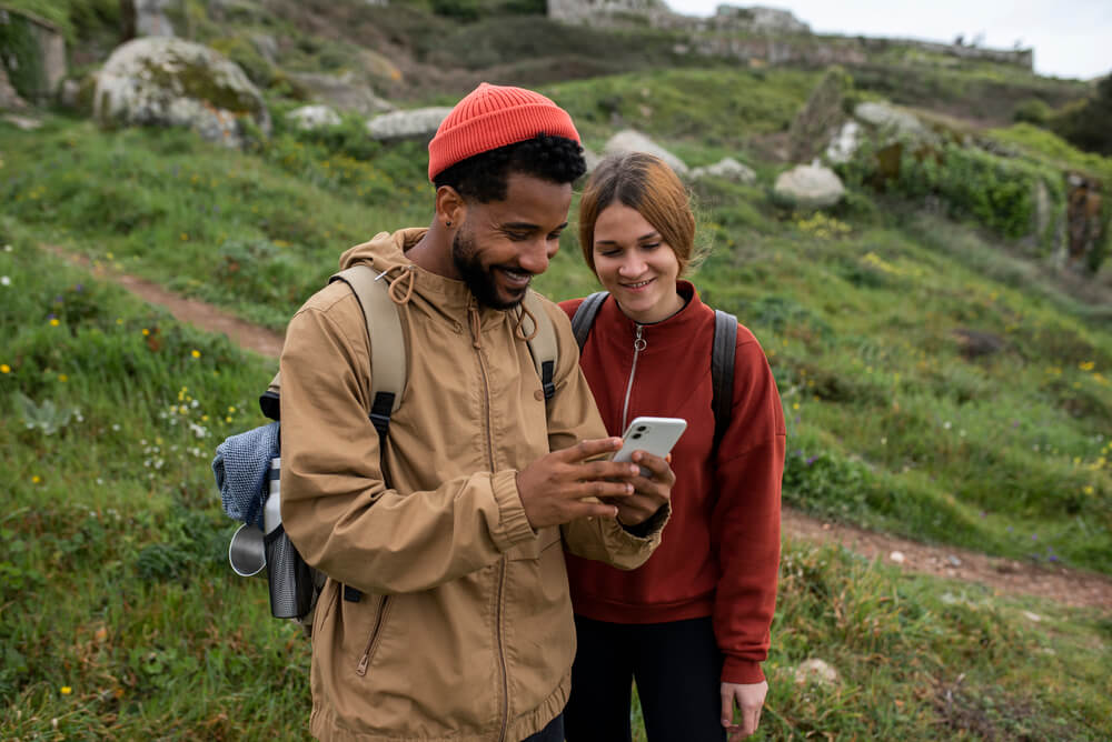 Dos personas consultando su smartphone