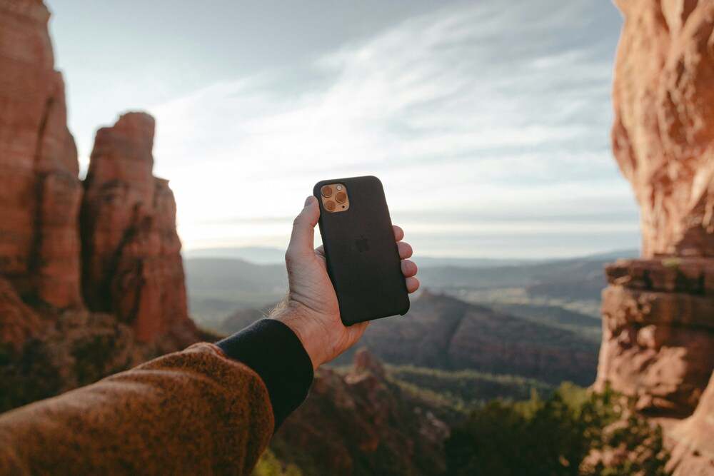 Imagen de un smartphone en la montaña