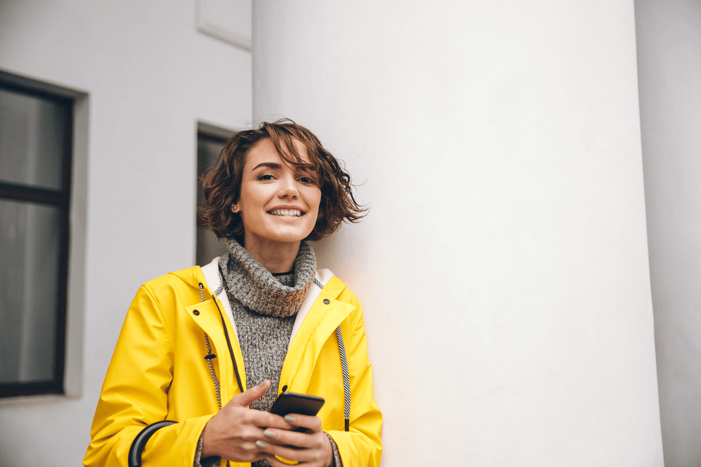 Una persona viajando con su smartphone