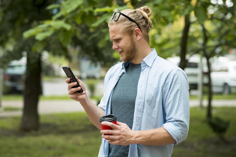 Una persona hablando con el smartphone
